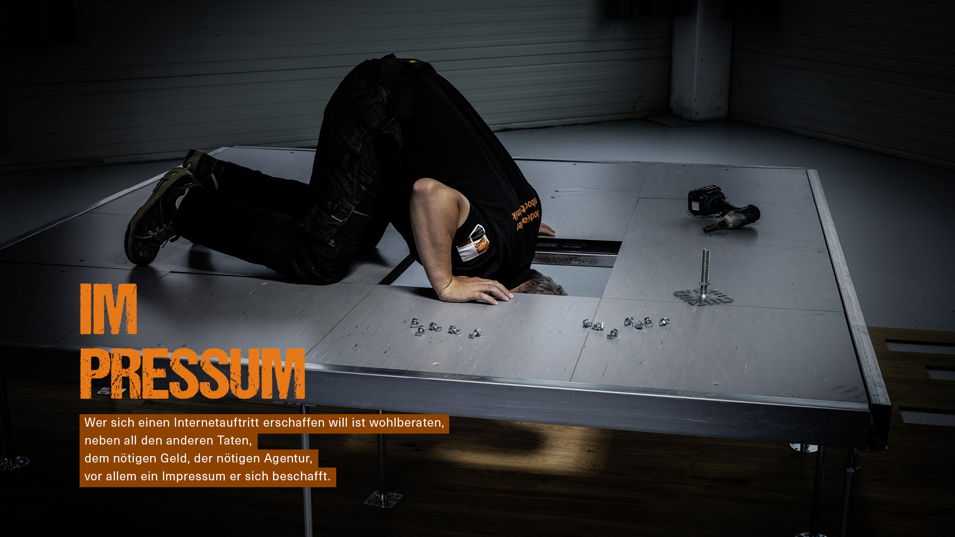 Ronny Schulz von RS Bodentechnik, der Bodenkavalier schaut kopfüber durch die Öffnung eines Bodens.