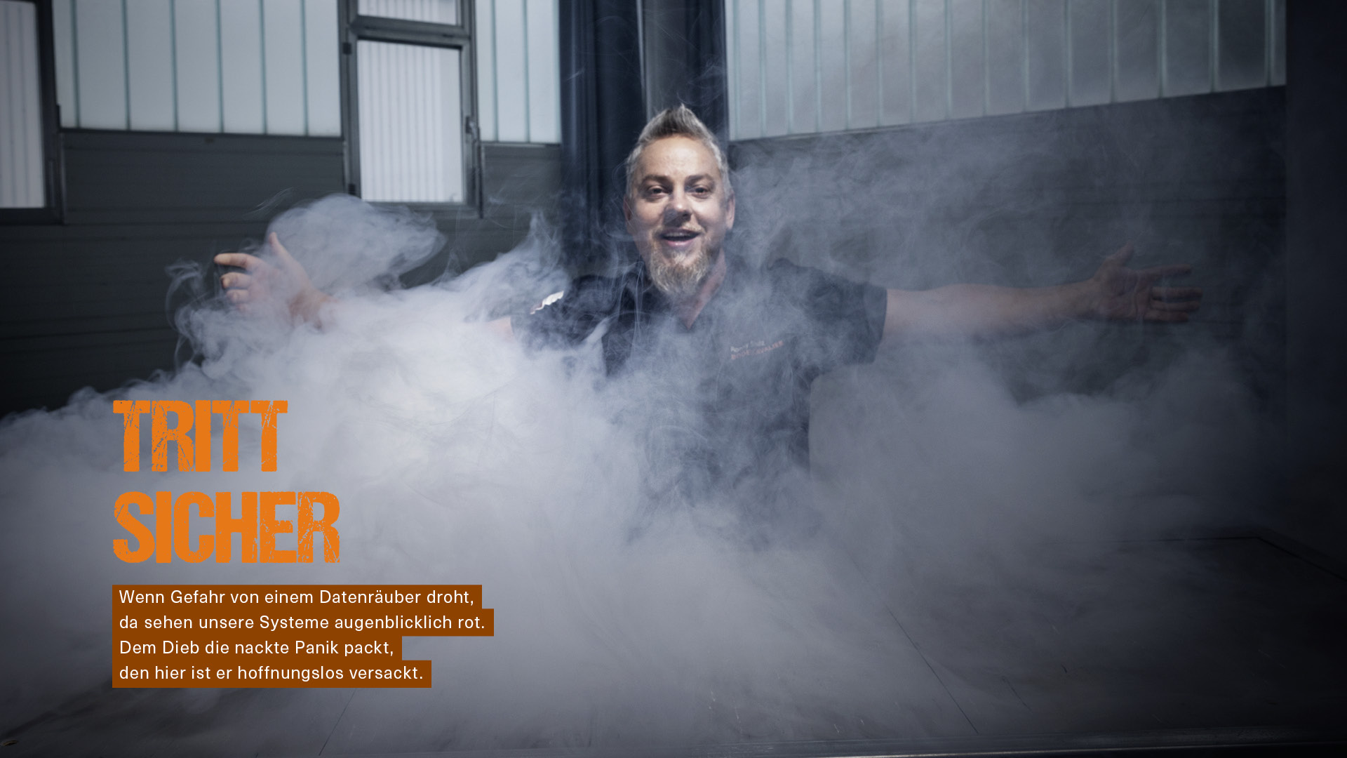 Ronny Schulz von RS Bodentechnik, der Bodenkavalier taucht aus einem Nebelfeld auf.